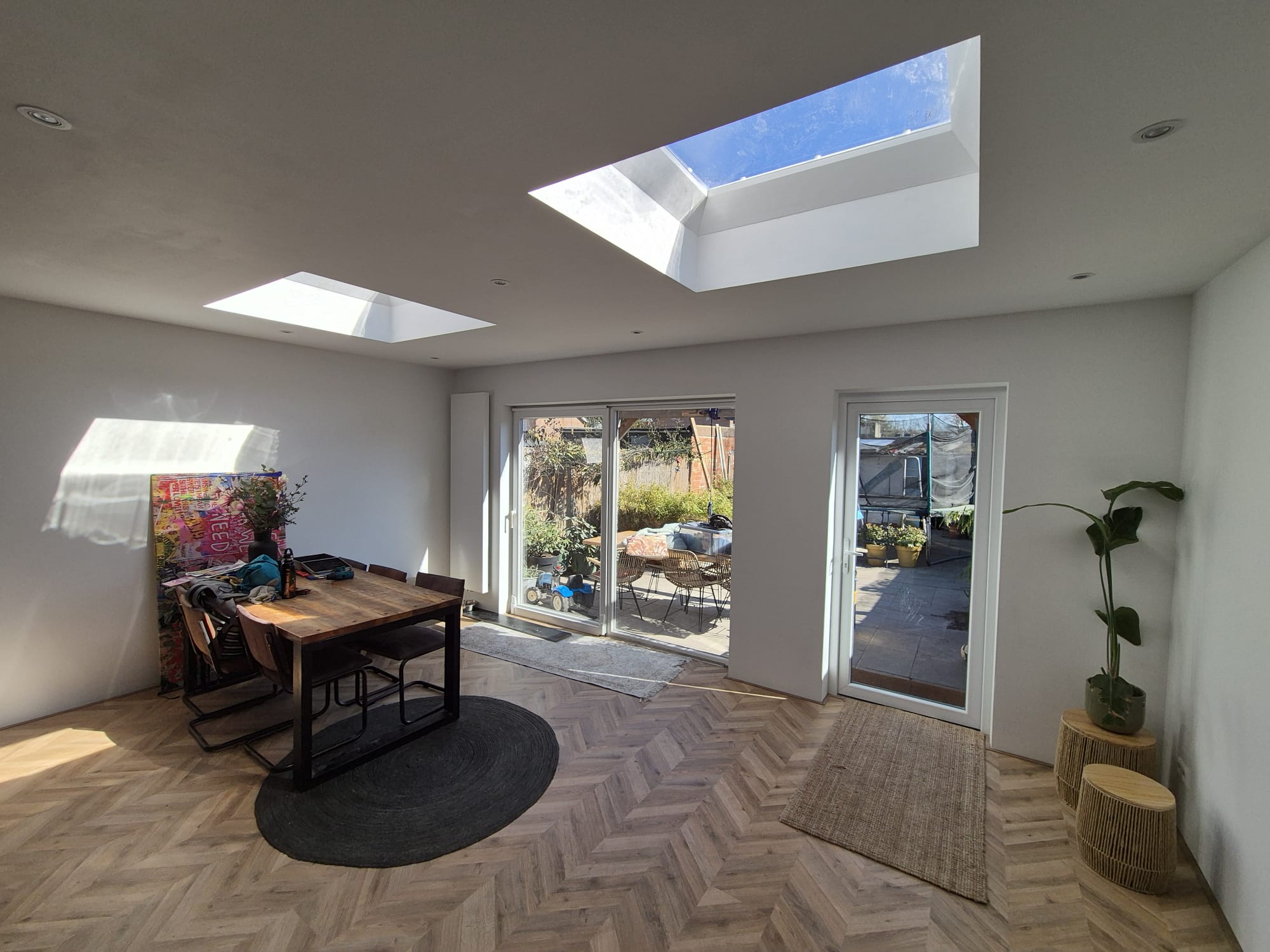 Eetkamer met visgraatvloer en lichtkoepels